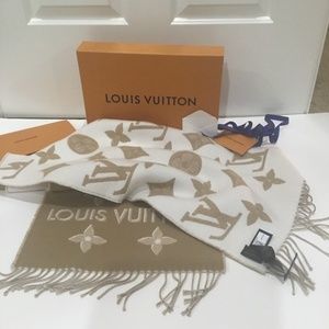 Louis Vuitton LV Essential Shine Scarf